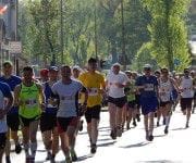 10 Joggingtipps die jeder Läufer kennen muss - Eine gruppe von menschen posiert für die kamera - Marathon