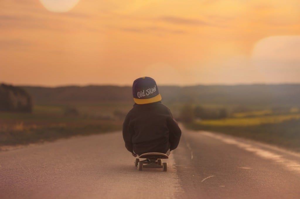 Top 10: Fortbewegung mit Self Balancing Scooter - Ein Mann fährt mit einem Skateboard einen Hügel hinunter - Skateboarden