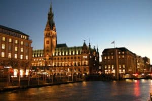 Die Top 10 Sehenswürdigkeiten der Hansestadt Hamburg - Ein schloss mit wasser vor einem gebäude - Rathaus