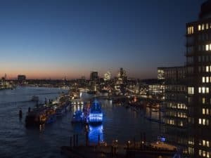 Die Top 10 Sehenswürdigkeiten der Hansestadt Hamburg - Ein großes Gewässer mit einer Stadt im Hintergrund - St. Pauli Piers