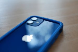 MagSafe beim iPhone 12 in blau