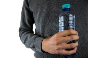 Eine Trinkflasche mit einem blauen Plastikdeckel